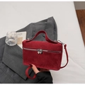 Detail der weinroten Wildleder-Box-Tasche mit Doppelherz-Reißverschluss und Silberakzenten - Burgunderrot