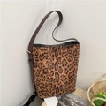 Grande borsa tote leopardata in pelle scamosciata con tracolla in pelle marrone e fibbia - Marrone