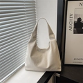 Borsa tote a mezzaluna minimalista in pelle morbida bianco crema per il pendolare - Bianco