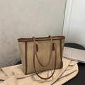 Detalle del bolso tote minimalista de lona caqui y cuero marrón con asas largas - Caqui