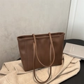 Vista detallada del bolso tote marrón con costuras verticales en cuero mate de calidad - Marrón