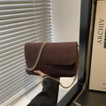 Dunkelbraune Umhängetasche aus Wildleder mit mattem Finish und dicker Goldkette - Braun