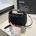 Schicke schwarze Handtasche mit Leopardenmuster, Goldbeschlägen und Schultergurt - Schwarz