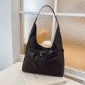 Borsa hobo nera minimalista con fibbia in metallo su libri bianchi - Nero
