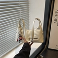 Bolso hobo blanco en forma de media luna con cremallera decorativa y colgante de vaca - Blanco