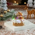 Details vom Weihnachts-Lebkuchenhaus mit LED-Licht, Figuren und verschneiter Basis - Doppel-Lebkuchenmann-Stil