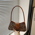 Sac à bandoulière léopard tendance avec nœud en cuir verni marron et bandoulière chic - Marron
