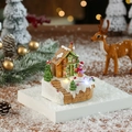 Detailansicht eines LED Lebkuchenhauses mit Schneemann und Miniatur Weihnachtsbaum - Einzelner Lebkuchenmann-Stil