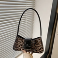 Sac sous le bras à imprimé léopard avec bandoulière en cuir noir et détail nœud - Noir