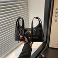 Bolso de hombro minimalista de cuero encerado negro con gran capacidad y colgante - Negro
