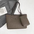 Sac cabas marron à motif monogramme avec pochette assortie et logo doré élégant - Marron