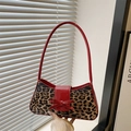 Sac bandoulière en fausse fourrure léopard avec lanières en cuir verni rouge et nœud - Rouge