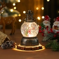Detail der Vintage-Weihnachtslaterne mit Schneemann und warmen LED-Lichtern auf Holz - Schneemann