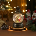 Nahaufnahme der Vintage Bronze-Weihnachtslaterne mit LED Schneekugel und festlicher Szene - Kinder-Stil