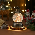 Detail der Vintage Weihnachts-Laterne mit Krippenszene und warm leuchtenden LED-Lichtern - Krippenspiel-Stil