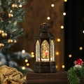 Detalle de farol navideño vintage con escena de renos y efecto de purpurina brillante - Papá Noel y renos no giratorios