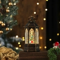 Detalle de farol navideño con árbol en miniatura y estrella en base de madera - Árbol de Navidad no giratorio