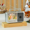 Detalle macro de radio retro con escena de bola de nieve navideña luminosa en el interior - Estilo Muñeco de Nieve Plata