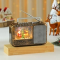 Detalle de linterna navideña de radio retro con escena de Papá Noel y renos en el interior - Estilo Carruaje de Renos Bronce