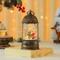 Detalle de bola de nieve de jaula dorada vintage con Papá Noel y árbol de Navidad decorativo - Estilo Papá Noel con Mochila