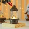 Primer plano de farol navideño vintage de bronce con muñeco de nieve y brillo mágico - Muñeco de Nieve