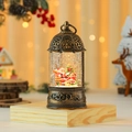 Detalle de farol navideño vintage en bronce con escena de Papá Noel y purpurina oro - Papá Noel y Niño