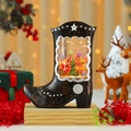 Détail de la boule à neige Père Noël en forme de botte avec paillettes et lumières - Père Noël en traîneau tiré par un cerf