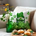 Federa per cuscino San Patrizio con gnomo e trifoglio su divano decorativo accogliente - Stile Gnomo con Trifoglio (22YM53-1)