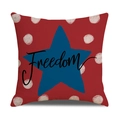 Detail van een rode linnen kussensloop met blauwe ster en Freedom tekst met textuur - Ster Freedom Patroon (23YM8-2) / 45x45cm(Alleen Hoes)