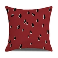 Détail de la texture en lin et imprimé pépins de pastèque sur la housse de coussin rouge - Style Base Rouge Graines Noires (23YM15-3)