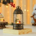 Detalle del farol navideño tipo jaula con escena del pesebre y acabado en oro antiguo - Estilo Nacimiento de Jesús