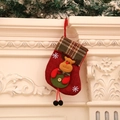 Dettaglio calza di Natale con renna e bottone in legno appesa a un camino bianco - Alce / 23*14cm