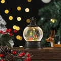 Gros plan de la lanterne de Noël vintage en bronze avec sapin et neige à l'intérieur - Sapin de Noël Ovale