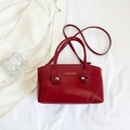 Flachbild einer glänzend roten quadratischen Handtasche mit Metallnieten und Blazer - Rot