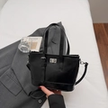 Klassische schwarze Eimertasche mit silbernem Drehverschluss und zwei Trageriemen - Schwarz