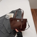 Minimalistische dunkelbraune Leder-Tragetasche mit Silberschnalle und Schultergurt - Kaffeebraun