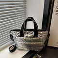 Borsa tote trapuntata argento con finitura metallizzata e tracolla regolabile - Argento