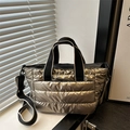 Borsa tote trapuntata champagne metallizzato in nylon imbottito con cinturini neri - Oro