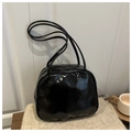 Bolso de hombro negro con acabado brillante tipo charol sobre una base de punto blanco - Negro Sin Colgante