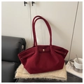 Nahaufnahme der burgunderroten Wildleder-Tote-Bag mit goldener Schnalle und Falten - Rot