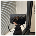 Détail du sac bandoulière matelassé noir avec boucle ronde en bois et coutures élégantes - Noir