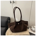 Detail der dunkelbraunen matten Shopper Tasche mit Goldschnalle auf Beigedecke - Kaffee