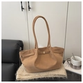 Detailtextur einer kamelfarbenen Wildleder-Tasche mit goldener Schnalle und Lederriemen - Khaki