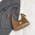 Bolso de hombro media luna marrón en cuero encerado con hebilla dorada y correa - Marrón