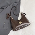Bolso hobo de cuero encerado café oscuro con acabado brillante y hebilla dorada chic - Marrón