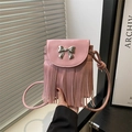 Détail du sac seau rose à franges avec boucle nœud argentée et texture PU de qualité - Rose