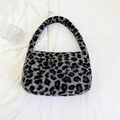 Detailaufnahme der Plüsch-Schultertasche mit Leopardenmuster und weicher Pelzstruktur - Schwarz
