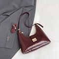 Bolso de hombro de cuero encerado rojo oscuro con herrajes dorados y correa ajustable - Rojo