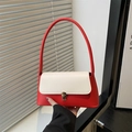 Retro baguette tas in rood en crème met gouden sluiting en schouderband - Rood