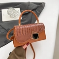 Sac à bandoulière marron motif crocodile avec poignée dorée et fermoir géométrique moderne - Marron